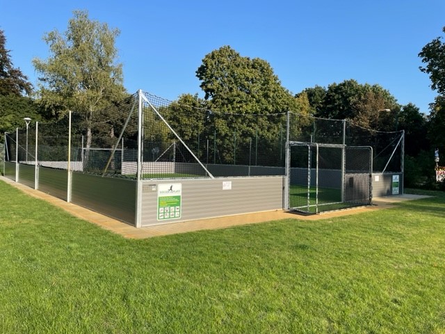 Das neue Mini-Fußballfeld mit Rollrasen steht auf dem ehemaligen Sportplatz in der Pestalozzistraße in Burgwedel.