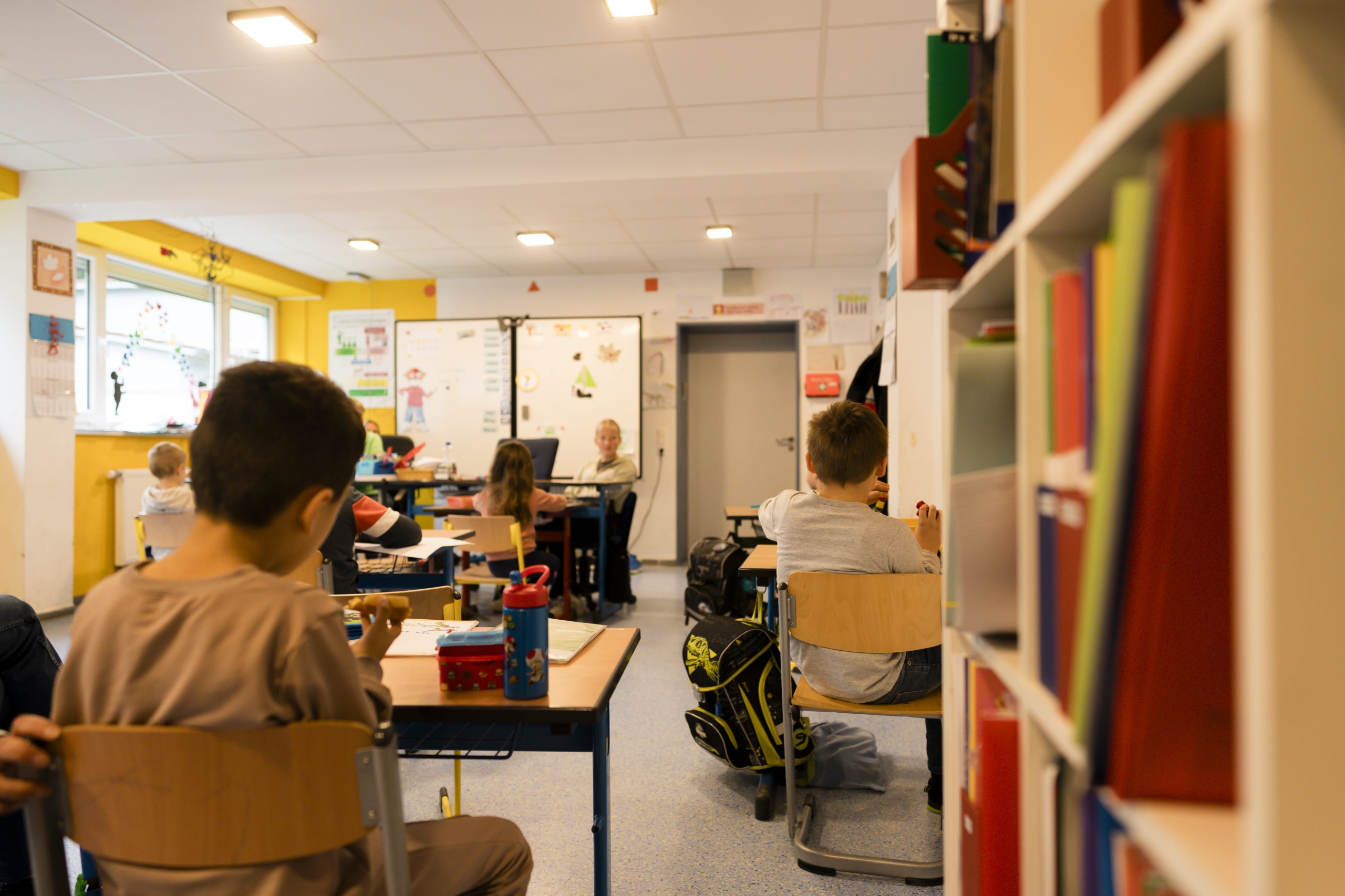 Schüler sitzen im Klassenraum der Evangelischen Schulen.