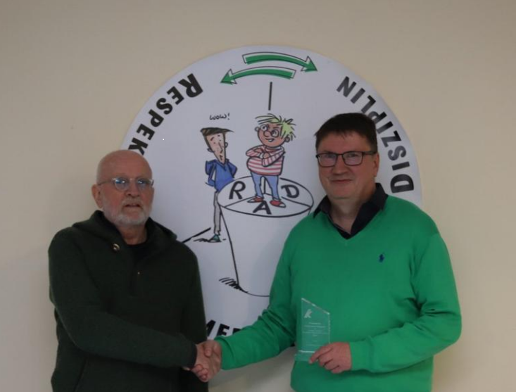 Das Institut für konfrontative Pädagogik überreicht den Praxispreis an den Schulleiter der Evangelischen Schule Celle Steffen Mueller.