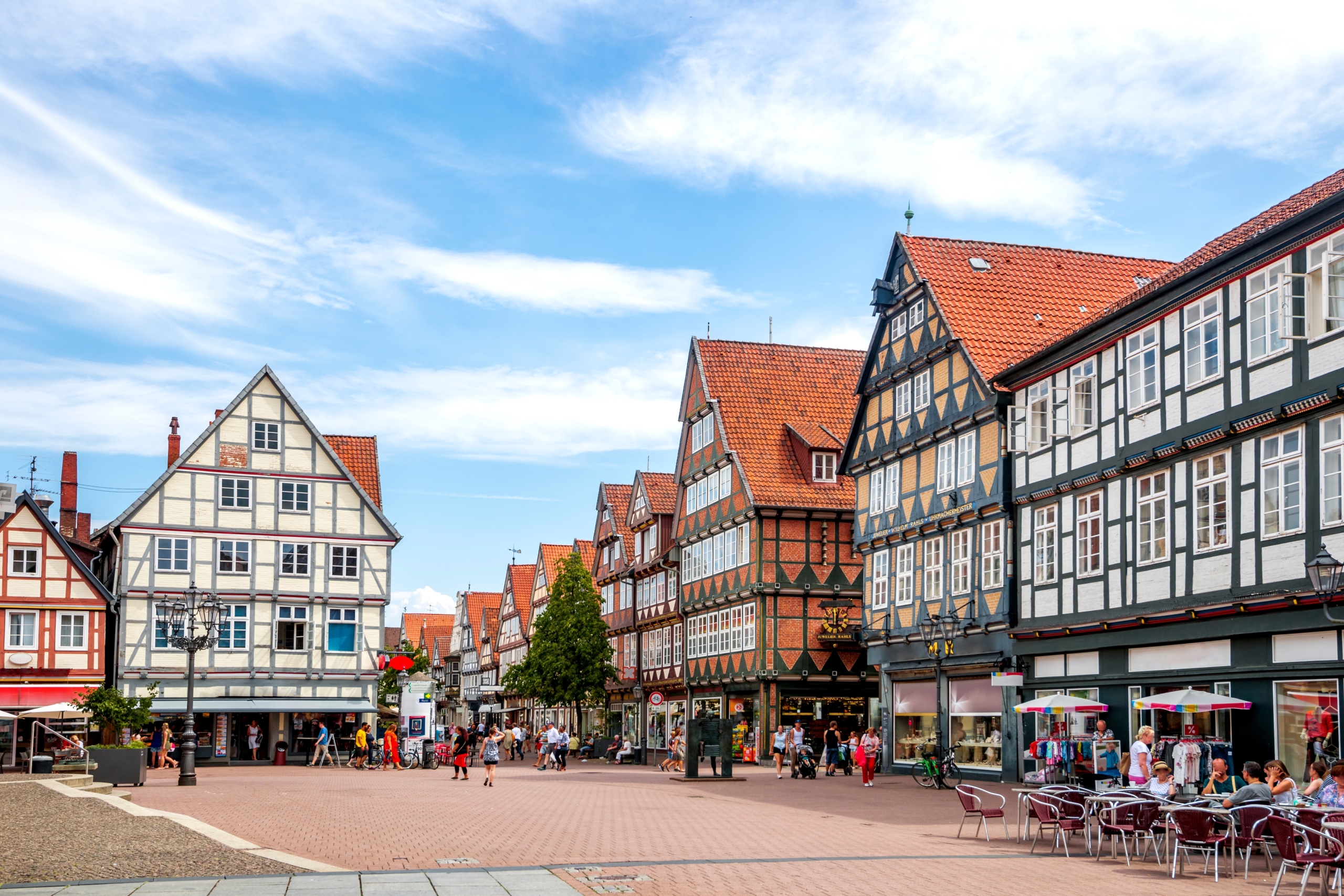 Straßenzeile mit Fachwerkhäusern und einem Marktplatz in Celle.